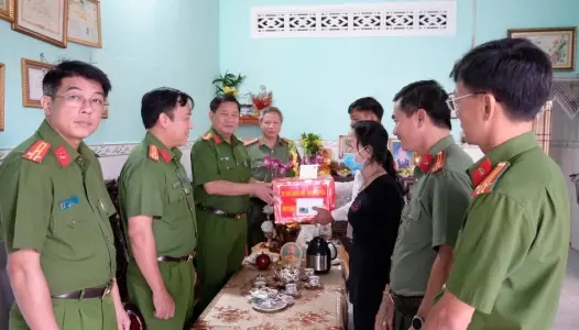ĐỒNG NAI: Lãnh đạo Công an tỉnh Đồng Nai tặng quà cho người chấp hành xong án phạt t.ù trên địa bàn Phường Bình Phước