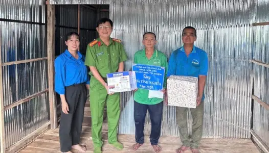 AN GIANG: Công an xã Phú An phối hợp với Đội cất nhà từ thiện hỗ trợ cất nhà cho người chấp hành xong án phạt tù tái hòa nhập cộng đồng.