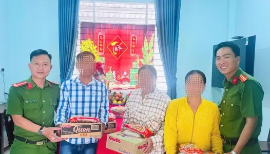 AN GIANG: Công an xã Bình Giang trao quà Tết động viên người hoàn lương tái hòa nhập cộng đồng