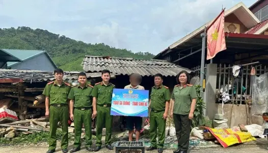 CAO BẰNG: Công an xã Minh Khai trao 50 con gà giống hỗ trợ người chấp hành xong án phạt tù tái hòa nhập cộng đồng