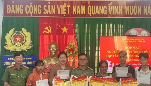 AN GIANG: Công an phường Vĩnh Tế tặng quà cho người hoàn lương tiêu biểu tái hòa nhập cộng đồng