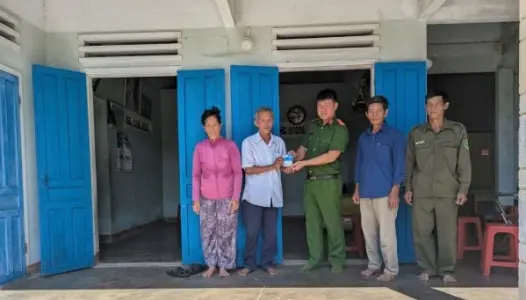 QUẢNG NGÃI: Trao tặng "SIM nghĩa tình", Cảnh sát khu vực xã Khánh Cường đồng hành cùng người chấp hành xong án phạt tù tái hòa nhập cộng đồng