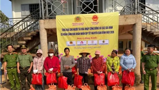 ĐỒNG NAI: Phòng Cảnh sát Thi hành án hình sự và hỗ trợ tư pháp tặng quà Tết cho người tái hoà nhập cộng đồng