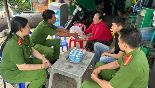 LÂM ĐỒNG: Công an tỉnh Lâm Đồng thăm hỏi, tặng quà, động viên người được đặc xá có hoàn cảnh khó khăn